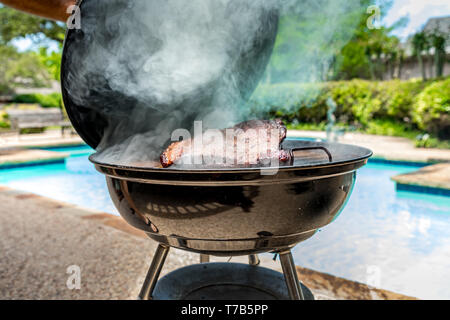 Geräucherter Texan Brust auf der BBQ-Grill Stockfoto