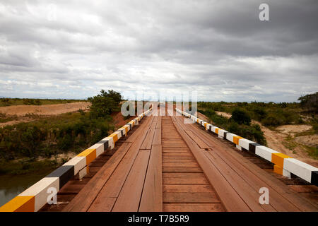 Auto über eine Pirara River Bridge in der Nähe von Lethem in Guyana Südamerika Stockfoto