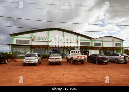 Autos vor Savannah Inn Supermarkt auf dem rupununi Straße geparkt in Lethem Guyana Südamerika Stockfoto