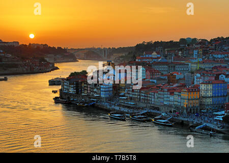 Die Stadt Porto und den Fluss Douro bei Sonnenuntergang, Porto, Portugal Stockfoto