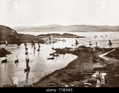 Ein Blick aus dem späten 19. Jahrhundert von Fischerbooten aus dem Hafen Tarbert, einem Dorf im Westen von Schottland, in den Gemeinden der Region. Es handelt sich um East Loch Tarbert, ein Einlaß des Loch Fyne gebaut und erstreckt sich über die Landenge, die die Halbinsel Kintyre zu Knapdale und West Loch Tarbert. Von Tarbert sozio-ökonomischen Wohlstand kam als der Hafen zu einem Fischerdorf entwickelt. Auf seiner Höhe, der Loch Fyne Heringsfischerei zog Hunderte von Schiffen in Tarbert. Stockfoto