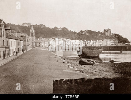 Ein Ende des 19. Jahrhunderts Blick auf die Strandpromenade von Tobermory, der Hauptstadt von Mull, und bis 1973 der einzige Burgh auf, die Insel Mull in der Schottischen Inneren Hebriden. Es ist an der Ostküste von Mishnish, dem nördlichsten Teil der Insel gelegen, in der Nähe des nördlichen Eingang des Sound of Mull. Die Stadt wurde als Fischereihafen im Jahre 1788 gegründet, sein Layout auf der Basis des Designs von Neu-isenburg Ingenieur Thomas Telford. Stockfoto