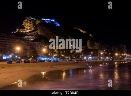 Playa del Postiguet con el Castillo de Santa Bárbara la Fondo. Alicante. Comunidad Valenciana. España Stockfoto