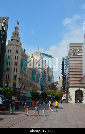 Einblicke in Nanjing East Road (Nanjing Dong Lu) in Shanghai. Stockfoto