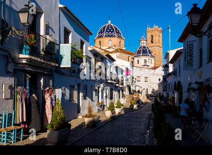 Calle típica con la Iglesia de la Virgen del Consuelo al Fondo. Altea. Alicante. Comunidad Valenciana. España Stockfoto