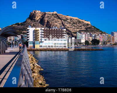 Castillo de Santa Bárbara desde El Muelle de Levante. Alicante. Comunidad Valenciana. España Stockfoto