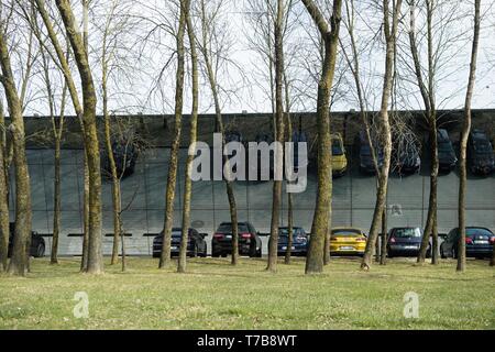 Kaunas, Litauen - 17. April 2018: Autos in der Nähe des Spiegels in die Elite der Stadt geparkt Stockfoto