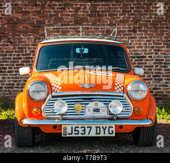 Jahrgang 1991 orange Rover Mini Cooper bei Archerfield Immobilien, North Berwick Rotary Club Oldtimer Tour 2019, East Lothian, Schottland, UK geparkt Stockfoto