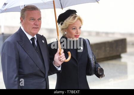 Die Stadt Luxemburg, Luxemburg. 5. Mai 2019. Beerdigung von Großherzog Jean von Luxemburg auf saturdaynoon 4. Mai 2019 die königliche Gäste betreten der Kathedrale, hier Prinz und Prinzessin von Bourbon. Obligatorische Photo Credit: ÒLUXPRESS/Jean-Claude Ernst" LUXPRESS PressAgency 2, rue De Malines, L-2123 LUXEMBURG Mobil: +352 661 432343.se des Originalfotos und seine Stockfoto