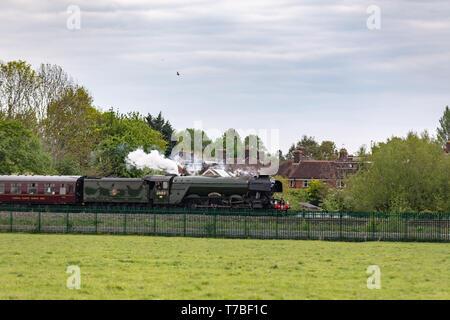 Oxford, Oxfordshire, UK. 5. Mai, 2019. Die berühmten Flying Scotsman, Motornummer 60103, Kreuze neben Port Wiese in Oxford Sonntag Abend. Der Zug war wegen eines gebrochenen Rail und Schaulustigen auf den Spuren verzögert. Credit: Sidney Bruere/Alamy leben Nachrichten Stockfoto