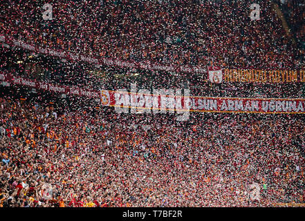 Mai 5, 2019:! Galatasaray Fans!!! Während der Türkischen Super Lig Übereinstimmung zwischen Galatasaray S.K. und Besiktas an der TÃ¼rk Telekom Arena in Istanbul, Türkei. Ulrik Pedersen/CSM Stockfoto