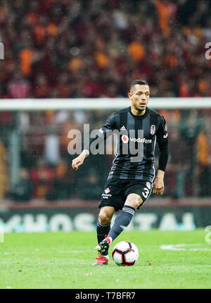 Istanbul, Türkei. 5 Mai, 2019. Adriano von Besiktas während der türkischen Super Lig Übereinstimmung zwischen Galatasaray S.K. und Besiktas an der TÃ¼rk Telekom Arena in Istanbul, Türkei. Ulrik Pedersen/CSM/Alamy leben Nachrichten Stockfoto