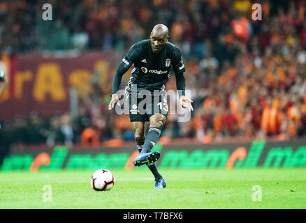 Istanbul, Türkei. 5 Mai, 2019. Atiba Hutchinson von Besiktas während der türkischen Super Lig Übereinstimmung zwischen Galatasaray S.K. und Besiktas an der TÃ¼rk Telekom Arena in Istanbul, Türkei. Ulrik Pedersen/CSM/Alamy leben Nachrichten Stockfoto