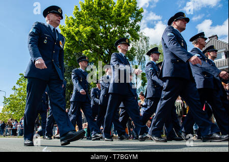 Wageningen, Gelderland, Niederlande. 5 Mai, 2019. Niederländische Polizei gesehen werden, während der Tag der Befreiung die Befreiung Parade oder die Bevrijdingsdefilé in Niederländisch, jedes Jahr gefeiert wird und vereint Veteranen und militärischen Nachfolger Hommage an all jene, die ihr Leben während des Zweiten Weltkriegs gab zu bezahlen. Auch in diesem Jahr vom 27. britischen Veteranen herzlich begrüßt wurden, kamen Sie in authentischen Taxis aus London. Credit: Ana Fernandez/SOPA Images/ZUMA Draht/Alamy leben Nachrichten Stockfoto