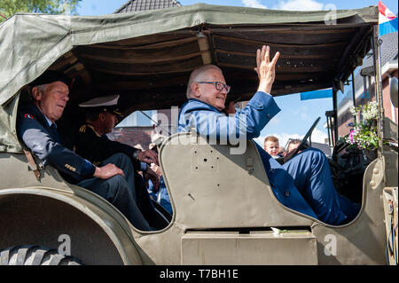 Wageningen, Gelderland, Niederlande. 5 Mai, 2019. Pieter Van Vollenhoven Jr. Ehemann von Prinzessin Margriet der Niederlande gesehen sagen Hallo an die Öffentlichkeit während der Parade. Die Befreiung Parade oder die Bevrijdingsdefilé in Niederländisch, wird jedes Jahr gefeiert und vereint Veteranen und militärischen Nachfolger Hommage an all jene, die ihr Leben während des Zweiten Weltkriegs gab zu bezahlen. Auch in diesem Jahr vom 27. britischen Veteranen herzlich begrüßt wurden, kamen Sie in authentischen Taxis aus London. Credit: Ana Fernandez/SOPA Images/ZUMA Draht/Alamy leben Nachrichten Stockfoto