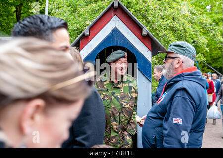 Wageningen, Gelderland, Niederlande. 5 Mai, 2019. Ein Soldat wird gesehen, begrüßte die Öffentlichkeit vor der Parade. Die Befreiung Parade oder die Bevrijdingsdefilé in Niederländisch, jedes Jahr gefeiert wird und vereint Veteranen und militärischen Nachfolger Hommage an all jene, die ihr Leben während des Zweiten Weltkriegs gab zu bezahlen. Auch in diesem Jahr vom 27. britischen Veteranen herzlich begrüßt wurden, kamen Sie in authentischen Taxis aus London. Credit: Ana Fernandez/SOPA Images/ZUMA Draht/Alamy leben Nachrichten Stockfoto