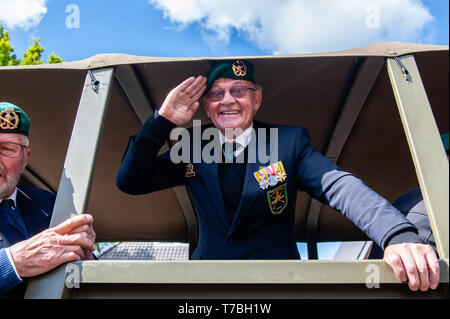 Wageningen, Gelderland, Niederlande. 5 Mai, 2019. Ein WWII Veteran wird gesehen, Salutierte mit der Kamera während der Parade. Die Befreiung Parade oder die Bevrijdingsdefilé in Niederländisch, jedes Jahr gefeiert wird und vereint Veteranen und militärischen Nachfolger Hommage an all jene, die ihr Leben während des Zweiten Weltkriegs gab zu bezahlen. Auch in diesem Jahr vom 27. britischen Veteranen herzlich begrüßt wurden, kamen Sie in authentischen Taxis aus London. Credit: Ana Fernandez/SOPA Images/ZUMA Draht/Alamy leben Nachrichten Stockfoto