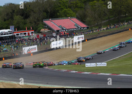 Longfield, UK. 05 Mai, 2019. Ein Feld von 26 GT3-Fahrzeugen durch Paddock Hill Kurve beim 2. Rennen der Blancpain GT World Challenge Europa in Brands Hatch, Longfield, England am 5. Mai 2019. Foto von Jurek Biegus. Nur die redaktionelle Nutzung, eine Lizenz für die gewerbliche Nutzung erforderlich. Keine Verwendung in Wetten, Spiele oder einer einzelnen Verein/Liga/player Publikationen. Credit: UK Sport Pics Ltd/Alamy leben Nachrichten Stockfoto