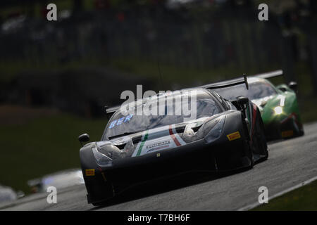 Longfield, UK. 05 Mai, 2019. AF Corse Ferrari 488 GT3 mit Fahrer Louis Machiels & Andrea Bertolini beim 2. Rennen der Blancpain GT World Challenge Europa in Brands Hatch, Longfield, England am 5. Mai 2019. Foto von Jurek Biegus. Nur die redaktionelle Nutzung, eine Lizenz für die gewerbliche Nutzung erforderlich. Keine Verwendung in Wetten, Spiele oder einer einzelnen Verein/Liga/player Publikationen. Credit: UK Sport Pics Ltd/Alamy leben Nachrichten Stockfoto