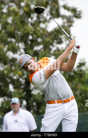 Charlotte, North Carolina, USA. 5 Mai, 2019. Rickie Fowler zweigt weg auf den sechzehnten Loch während der letzten Runde des 2019 Wells Fargo Meisterschaft an der Wachtel-Höhle Club am 05 Mai, 2019 in Charlotte, North Carolina. Credit: Spencer Lee/ZUMA Draht/Alamy leben Nachrichten Stockfoto