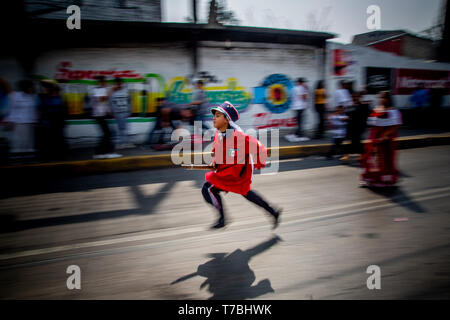 Mexiko Stadt, Mexiko. 05 Mai, 2019. Ein Junge in französischer Sprache Kleidung läuft über eine Straße in eine Nachstellung der Schlacht von Puebla. In der Schlacht von Puebla, Mexikanischen Truppen der Französischen Armee am 5. Mai 1862 - Cinco de Mayo. Die Schlacht von Puebla war, die wichtigsten mexikanischen Sieg am Anfang der französischen Intervention in Mexiko. Credit: Jair Cabrera Torres/dpa/Alamy leben Nachrichten Stockfoto