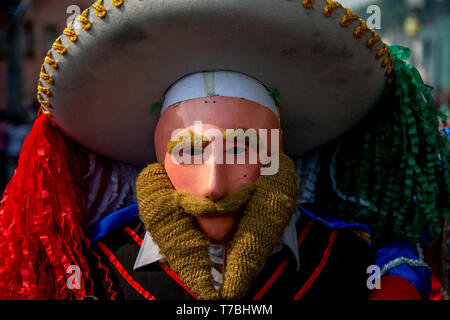 Mexiko Stadt, Mexiko. 05 Mai, 2019. Ein Mann trägt eine mexikanische Maske während eine Nachstellung der Schlacht von Puebla. In der Schlacht von Puebla, Mexikanischen Truppen der Französischen Armee am 5. Mai 1862 - Cinco de Mayo. Die Schlacht von Puebla war, die wichtigsten mexikanischen Sieg am Anfang der französischen Intervention in Mexiko. Credit: Jair Cabrera Torres/dpa/Alamy leben Nachrichten Stockfoto