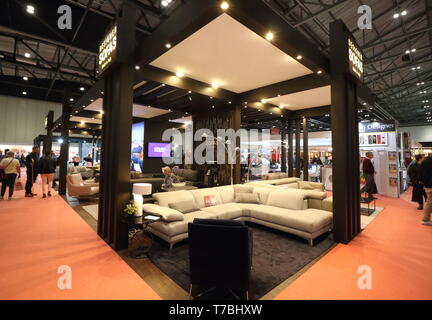 London, Großbritannien. 5 Mai, 2019. Luxus Designer Sofas gesehen während der Ausstellung angezeigt. Grand Designs Live Ausstellung von Anglian Verbesserungen Home gesponsert, mit mehr als 500 Ausstellern in den Zonen für nachhaltige Technologie, Bauen, Design, Technik, Einrichtung, Küchen & Bäder, Gärten, Lebensmittel und Haushaltswaren. Die Show bietet Besuchern eine einzigartige Gelegenheit, um zu sehen, alle die neuesten Trends für die Startseite sowie viele Produkte noch nie zuvor gesehen. Auf der Grundlage der Kanal 4 TV-Serien und in Excel London statt. Credit: Keith Mayhew/SOPA Images/ZUMA Draht/Alamy leben Nachrichten Stockfoto