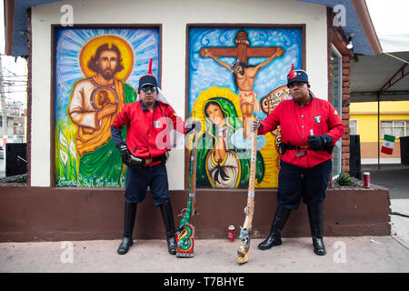 Mexiko Stadt, Mexiko. 05 Mai, 2019. Zwei Männer in Uniformen stehen vor einem wandbild als Teil einer Nachstellung der Schlacht von Puebla. In der Schlacht von Puebla, Mexikanischen Truppen der Französischen Armee am 5. Mai 1862 - Cinco de Mayo. Die Schlacht von Puebla war, die wichtigsten mexikanischen Sieg am Anfang der französischen Intervention in Mexiko. Credit: Jair Cabrera Torres/dpa/Alamy leben Nachrichten Stockfoto