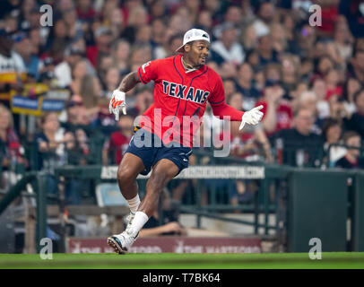 Mai 04, 2019 Houston Texans Quarterback Deshaun Watson (4) Während der JJ Watt Nächstenliebe-Klassiker, ein Softball Spiel, dass Mittel für nach der Schule den athletischen Programmen Verbesserung der Chancen für Mitte - Schulen im Alter von Kindern in der Gemeinschaft in der Leichtathletik zu engagieren, so dass Sie die Charaktereigenschaften der Rechenschaftspflicht, Teamarbeit, Führung lernen kann, Arbeitsmoral und Ausdauer, während in einem sicheren und überwachten Umfeld mit Gleichaltrigen Maria Lysaker/CSM bietet Stockfoto