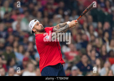 Mai 04, 2019 Houston Texans offensive guard Senio Kelemete (64) Während der JJ Watt Nächstenliebe-Klassiker, ein Softball Spiel, dass Mittel für nach der Schule den athletischen Programmen Verbesserung der Chancen für Mitte - Schulen im Alter von Kindern in der Gemeinschaft in der Leichtathletik zu engagieren, so dass Sie die Charaktereigenschaften der Rechenschaftspflicht, Teamarbeit, Führung lernen kann, Arbeitsmoral und Ausdauer, während in einem sicheren und überwachten Umfeld mit Gleichaltrigen Maria Lysaker/CSM bietet Stockfoto