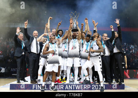 Antwerpen, Belgien. 5 Mai, 2019. Mitglieder von Segafredo Virtus Bologna feiern ihren Sieg nach dem Sieg im Finale zwischen Segafredo Virtus Bologna und Iberostar Teneriffa der FIBA Basketball Champions League in Antwerpen, Belgien, 5. Mai 2019. Die Segafredo Virtus Bologna gewann Verlust 73-61 und behauptete den Titel. Credit: Zheng Huansong/Xinhua/Alamy leben Nachrichten Stockfoto