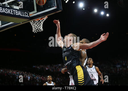 Antwerpen, Belgien. 5 Mai, 2019. Iberostar Teneriffa Colton Iverson (Vorne) schießt während des Finales zwischen Segafredo Virtus Bologna und Iberostar Teneriffa der FIBA Basketball Champions League in Antwerpen, Belgien, 5. Mai 2019. Die Segafredo Virtus Bologna gewann Verlust 73-61 und behauptete den Titel. Credit: Zheng Huansong/Xinhua/Alamy leben Nachrichten Stockfoto