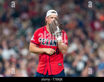 Mai 04, 2019 Houston Texans lange Snapper Jon Wochen (46) Während der JJ Watt Nächstenliebe-Klassiker, ein Softball Spiel, dass Mittel für nach der Schule den athletischen Programmen Verbesserung der Chancen für Mitte - Schulen im Alter von Kindern in der Gemeinschaft in der Leichtathletik zu engagieren, so dass Sie die Charaktereigenschaften der Rechenschaftspflicht, Teamarbeit, Führung lernen kann, Arbeitsmoral und Ausdauer, während in einem sicheren und überwachten Umfeld mit Gleichaltrigen Maria Lysaker/CSM bietet Stockfoto