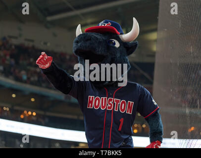 Mai 04, 2019 Houston Texans Maskottchen Toro während der JJ Watt Nächstenliebe-Klassiker, ein Softball Spiel, dass Mittel für nach der Schule den athletischen Programmen Verbesserung der Chancen für Mitte - Schulen im Alter von Kindern in der Gemeinschaft in der Leichtathletik zu engagieren, so dass Sie die Charaktereigenschaften der Rechenschaftspflicht, Teamarbeit, Führung lernen kann, Arbeitsmoral und Ausdauer, während in einem sicheren und überwachten Umfeld mit Gleichaltrigen Maria Lysaker/CSM bietet Stockfoto