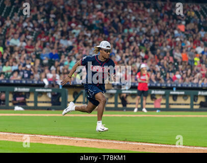 Mai 04, 2019 Houston Texans starke Sicherheit Justin Reid (20) Während der JJ Watt Nächstenliebe-Klassiker, ein Softball Spiel, dass Mittel für nach der Schule den athletischen Programmen Verbesserung der Chancen für Mitte - Schulen im Alter von Kindern in der Gemeinschaft in der Leichtathletik zu engagieren, so dass Sie die Charaktereigenschaften der Rechenschaftspflicht, Teamarbeit, Führung lernen kann, Arbeitsmoral und Ausdauer, während in einem sicheren und überwachten Umfeld mit Gleichaltrigen Maria Lysaker/CSM bietet Stockfoto