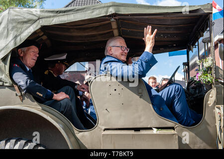 Pieter Van Vollenhoven Jr. Ehemann von Prinzessin Margriet der Niederlande gesehen sagen Hallo an die Öffentlichkeit während der Parade. Die Befreiung Parade oder die Bevrijdingsdefilé in Niederländisch, wird jedes Jahr gefeiert und vereint Veteranen und militärischen Nachfolger Hommage an all jene, die ihr Leben während des Zweiten Weltkriegs gab zu bezahlen. Auch in diesem Jahr vom 27. britischen Veteranen herzlich begrüßt wurden, kamen Sie in authentischen Taxis aus London. Stockfoto