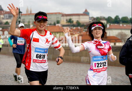 Prag, Tschechische Republik. 5 Mai, 2019. Läufer konkurrieren auf dem Prager Marathon 2019 in Prag, die Tschechische Republik, 5. Mai 2019. Credit: Dana Kesnerova/Xinhua/Alamy leben Nachrichten Stockfoto