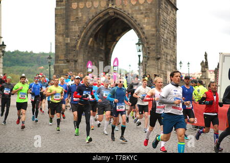 Prag, Tschechische Republik. 5 Mai, 2019. Läufer konkurrieren auf dem Prager Marathon 2019 in Prag, die Tschechische Republik, 5. Mai 2019. Credit: Dana Kesnerova/Xinhua/Alamy leben Nachrichten Stockfoto