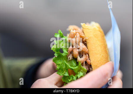 Greetsiel, Deutschland. 02 Mai, 2019. Eine Frau hält eine Krabbe in der Hand. Da Lager der Großhändler voll sind, Garnelen Fischer in Norddeutschland haben eine Pause zu nehmen. Für die Fischer Dies ist eine finanzielle Gefahr (dpa' crab Fisherman: "Es gibt nichts, das am Ende des Monats') Credit Links: mohssen Assanimoghaddam/dpa/Alamy leben Nachrichten Stockfoto