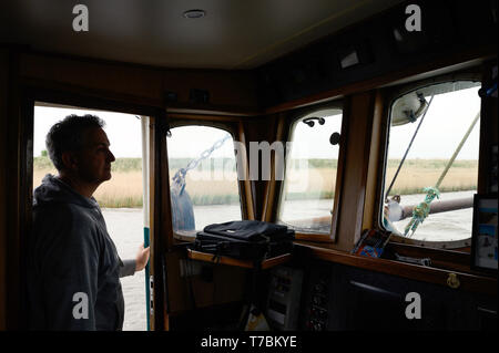 Greetsiel, Deutschland. 02 Mai, 2019. Die Krabbe fischer Jan Gosselaar Tjado fährt mit seinem Cutter 'Flamingo' durch den Nebenfluss der Schleuse. Da Lager der Großhändler voll sind, Garnelen Fischer in Norddeutschland haben eine Pause zu nehmen. Für die Fischer Dies ist eine finanzielle Gefahr (dpa' crab Fisherman: "Es gibt nichts, das am Ende des Monats') Credit Links: mohssen Assanimoghaddam/dpa/Alamy leben Nachrichten Stockfoto