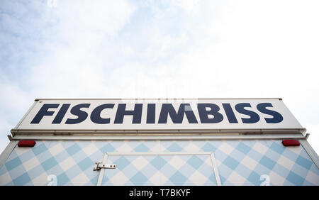 Greetsiel, Deutschland. 02 Mai, 2019. 'Fisch Snack steht vor einem geschlossenen Fisch Warenkorb. Da Lager der Großhändler voll sind, Garnelen Fischer in Norddeutschland haben eine Pause zu nehmen. Für die Fischer Dies ist eine finanzielle Gefahr (dpa' crab Fisherman: "Es gibt nichts, das am Ende des Monats') Credit Links: mohssen Assanimoghaddam/dpa/Alamy leben Nachrichten Stockfoto