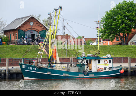 Greetsiel, Deutschland. 02 Mai, 2019. Das Werkzeug "Flamingo" in den Cutter Hafen befindet. Da Lager der Großhändler voll sind, Garnelen Fischer in Norddeutschland haben eine Pause zu nehmen. Für die Fischer Dies ist eine finanzielle Gefahr (dpa' crab Fisherman: "Es gibt nichts, das am Ende des Monats') Credit Links: mohssen Assanimoghaddam/dpa/Alamy leben Nachrichten Stockfoto