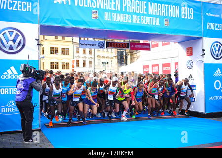 Prag, Tschechische Republik. 5 Mai, 2019. Läufer starten am Prager Marathon 2019 in Prag, die Tschechische Republik, 5. Mai 2019. Credit: Dana Kesnerova/Xinhua/Alamy leben Nachrichten Stockfoto