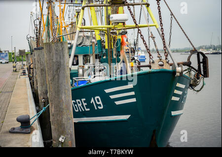 Greetsiel, Deutschland. 02 Mai, 2019. Das Werkzeug "Flamingo" in den Cutter Hafen befindet. Da Lager der Großhändler voll sind, Garnelen Fischer in Norddeutschland haben eine Pause zu nehmen. Für die Fischer Dies ist eine finanzielle Gefahr (dpa' crab Fisherman: "Es gibt nichts, das am Ende des Monats') Credit Links: mohssen Assanimoghaddam/dpa/Alamy leben Nachrichten Stockfoto