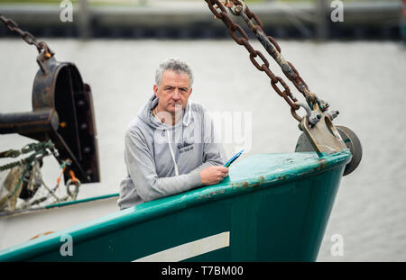Greetsiel, Deutschland. 02 Mai, 2019. Crab fisherman Jan Gosselaar Tjado steht auf den Bogen seiner Cutter "Flamingo". Da Lager der Großhändler voll sind, Garnelen Fischer in Norddeutschland haben eine Pause zu nehmen. Für die Fischer Dies ist eine finanzielle Gefahr (dpa' crab Fisherman: "Es gibt nichts, das am Ende des Monats') Credit Links: mohssen Assanimoghaddam/dpa/Alamy leben Nachrichten Stockfoto