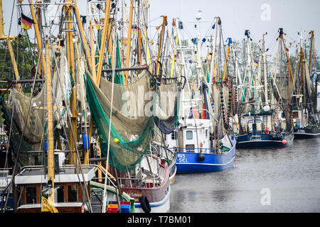 Greetsiel, Deutschland. 02 Mai, 2019. Ein Blick auf die kutterhafen. Da Lager der Großhändler voll sind, Garnelen Fischer in Norddeutschland haben eine Pause zu nehmen. Für die Fischer Dies ist eine finanzielle Gefahr (dpa' crab Fisherman: "Es gibt nichts, das am Ende des Monats') Credit Links: mohssen Assanimoghaddam/dpa/Alamy leben Nachrichten Stockfoto