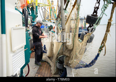 Greetsiel, Deutschland. 02 Mai, 2019. Crab fisherman Florian Zilka Patches die Krabbe Netze auf den Cutter "Flamingo". Da Lager der Großhändler voll sind, Garnelen Fischer in Norddeutschland haben eine Pause zu nehmen. Für die Fischer Dies ist eine finanzielle Gefahr (dpa' crab Fisherman: "Es gibt nichts, das am Ende des Monats') Credit Links: mohssen Assanimoghaddam/dpa/Alamy leben Nachrichten Stockfoto