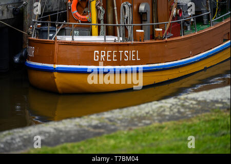 Greetsiel, Deutschland. 02 Mai, 2019. 'Greetsiel' auf einem der Kutter im Kutterhafen geschrieben wird. Da Lager der Großhändler voll sind, Garnelen Fischer in Norddeutschland haben eine Pause zu nehmen. Für die Fischer Dies ist eine finanzielle Gefahr (dpa' crab Fisherman: "Es gibt nichts, das am Ende des Monats') Credit Links: mohssen Assanimoghaddam/dpa/Alamy leben Nachrichten Stockfoto