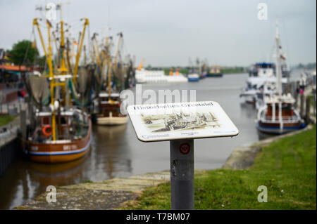 Greetsiel, Deutschland. 02 Mai, 2019. "Historische Greetsiel" auf einem Schild vor dem Kutterhafen geschrieben wird. Da Lager der Großhändler voll sind, Garnelen Fischer in Norddeutschland haben eine Pause zu nehmen. Für die Fischer Dies ist eine finanzielle Gefahr (dpa' crab Fisherman: "Es gibt nichts, das am Ende des Monats') Credit Links: mohssen Assanimoghaddam/dpa/Alamy leben Nachrichten Stockfoto