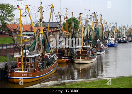Greetsiel, Deutschland. 02 Mai, 2019. Ein Blick auf die kutterhafen. Da Lager der Großhändler voll sind, Garnelen Fischer in Norddeutschland haben eine Pause zu nehmen. Für die Fischer Dies ist eine finanzielle Gefahr (dpa' crab Fisherman: "Es gibt nichts, das am Ende des Monats') Credit Links: mohssen Assanimoghaddam/dpa/Alamy leben Nachrichten Stockfoto